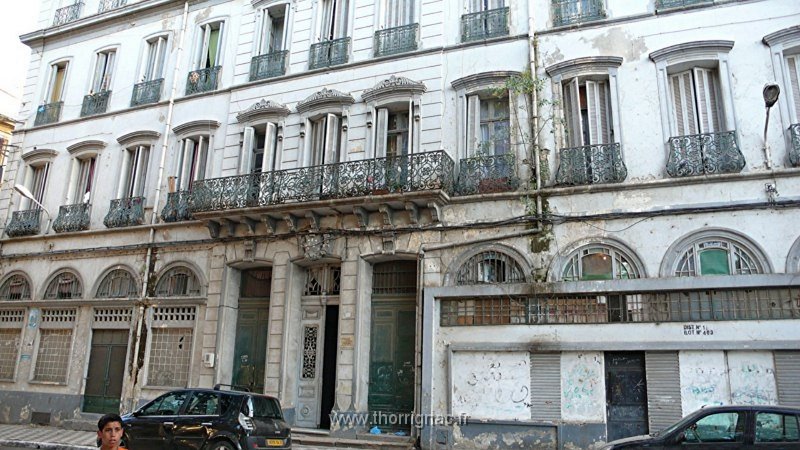 172.jpg - Ancienne mairie d'Oran . Elle se trouve derrière la place Kléber , côté place de la République - 2010