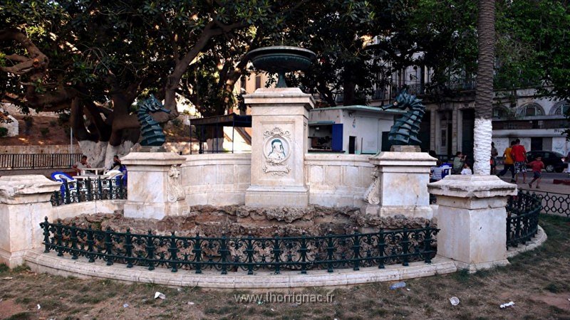 177.jpg - Fontaine d'Aucour . Place de la République - 2010