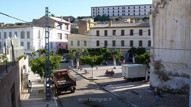 188.jpg - Place de la Perle, à gauche la Mosquée - 2010