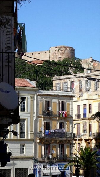 189.jpg - Place Kléber et en haut le château Neuf - 2010