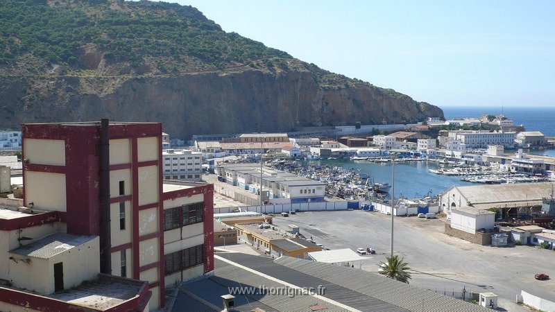 210.JPG - A gauche l'usine Bastos et le port de pêche à droite - 2010