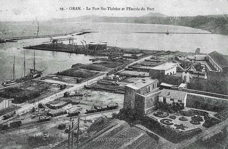 224.jpg - le fort Sainte Thérèse et le port