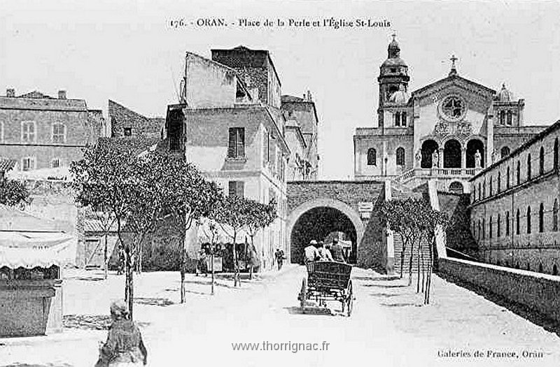 232.jpg - Place de la Perle et église Saint-Louis