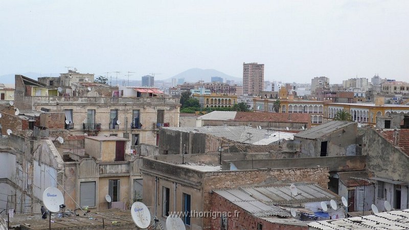 284.JPG - Photo prise du 1 rue Deligny . On voit les casernes et la cité Lescure ( les bâtiments roses ).2010