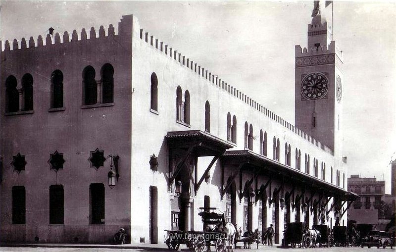 292.jpg - Les taxis devant la gare