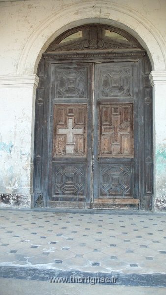 305.JPG - La porte de l'église de Saint-Louis - 2010