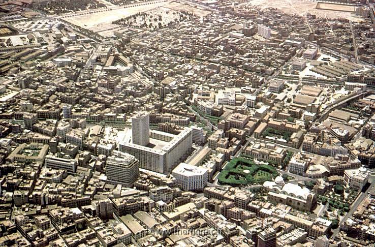 323.jpg - La cité Lescure, au fond le cimetière israélite et l'avenue Valmy