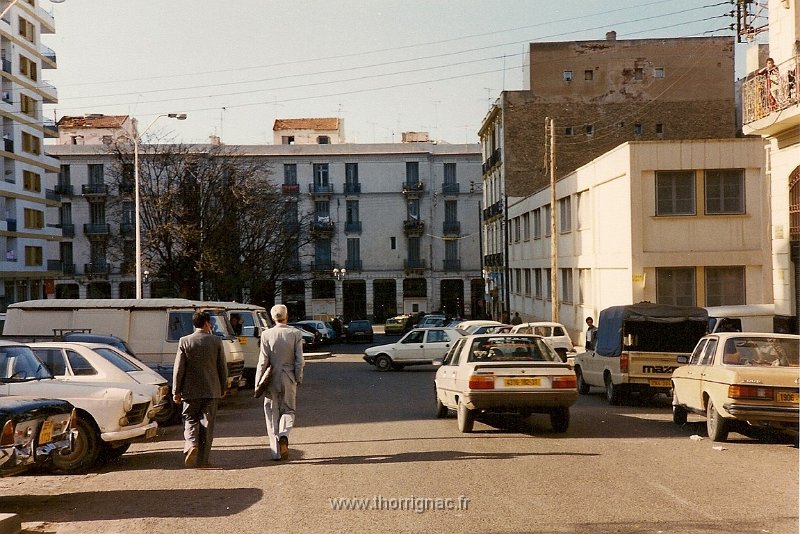 345.JPG - La Place Hoche, au fond les arcades de la rue d'Arzew