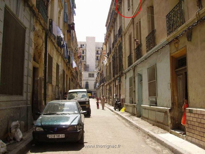 351.jpg - La rue Adolphe cousin, à droite l'entrée du N° 13 où habitait ma grand-mère Serrano (cercle rouge)