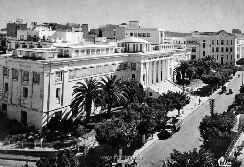 373.jpg - Le Musée au premier plan et à droite le Lycée Ardaillon
