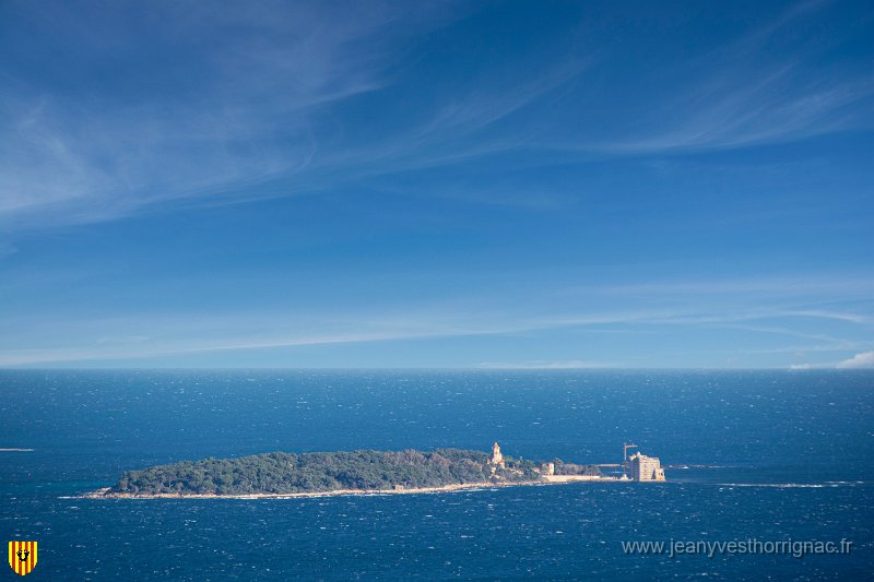 Notre Dame d Afrique 29 01 21 28.jpg - Théoule (06) - Vue de l'Ile Saint-Honorat depuis le Mémorial - 29 janvier 2021