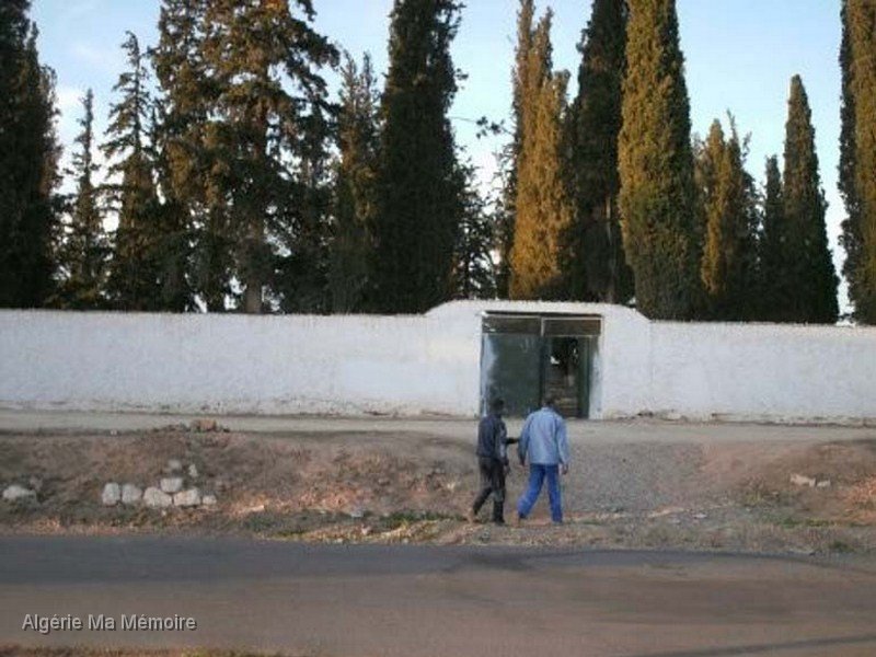 L entree du cimetiere.jpg - L'entrée du cimetière