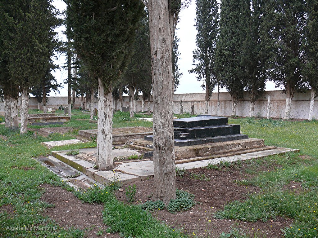 P1000767.JPG - Le cimetière où ce qu'il en reste