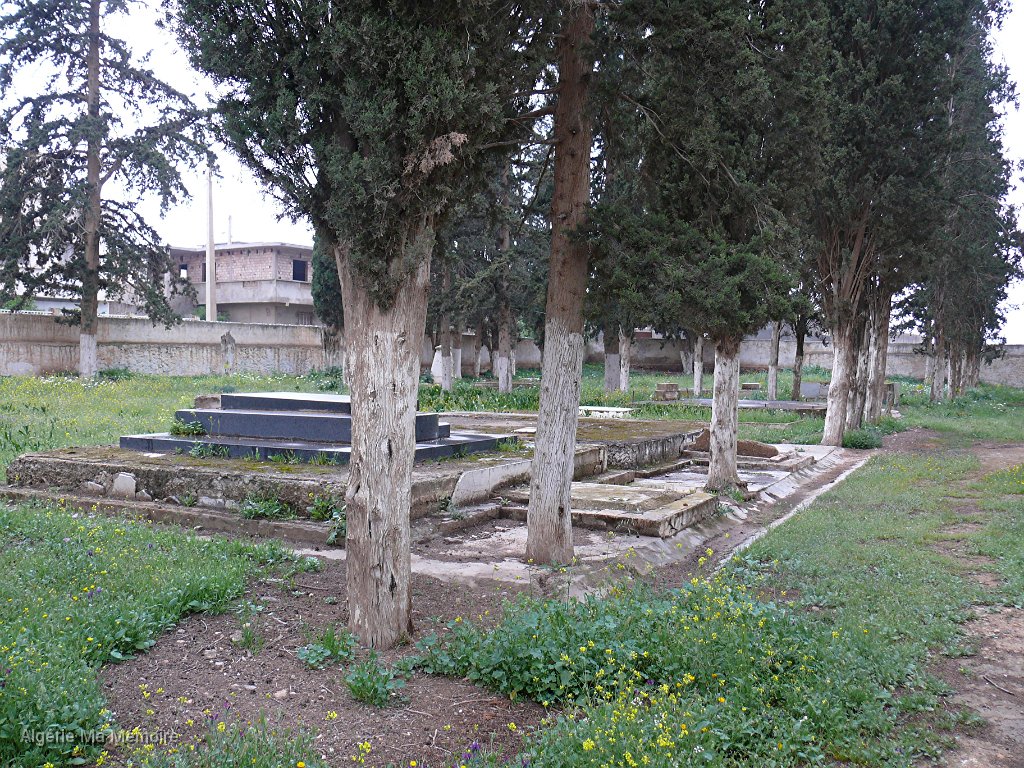 P1000768.JPG - Le cimetière où ce qu'il en reste