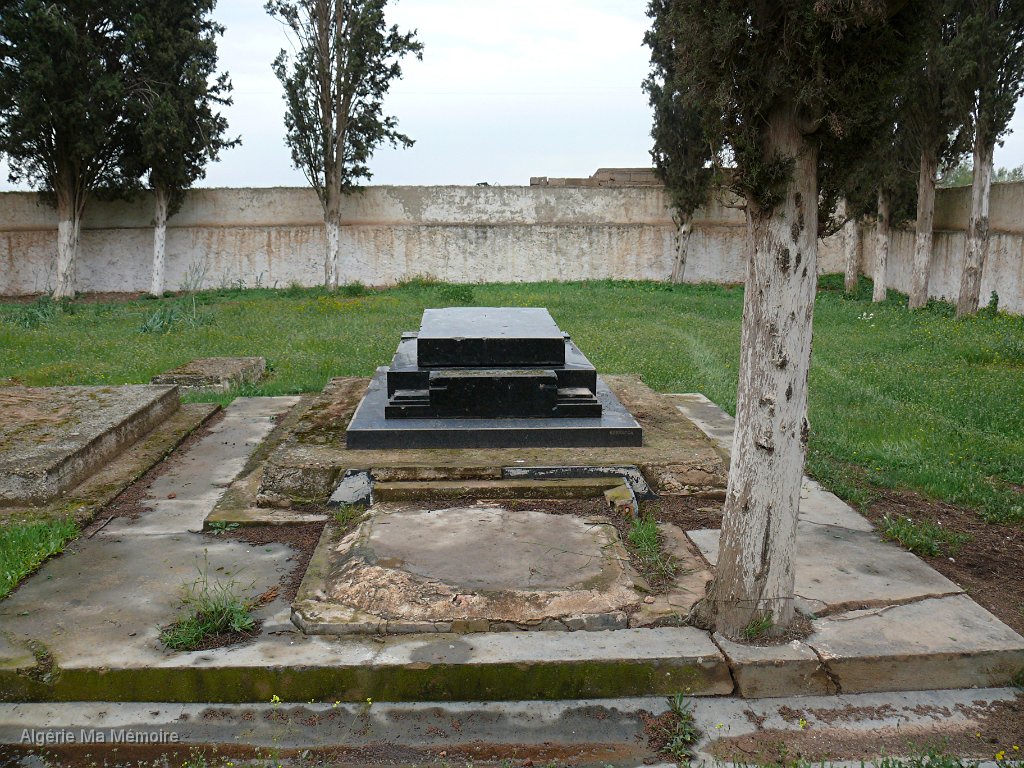 P1000769.JPG - Le cimetière où ce qu'il en reste