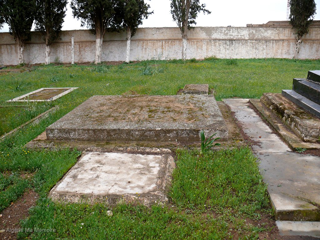 P1000770.JPG - Le cimetière où ce qu'il en reste