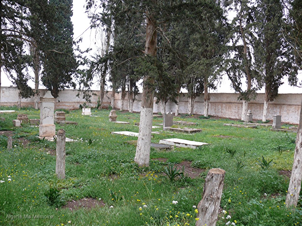 P1000771.JPG - Le cimetière où ce qu'il en reste