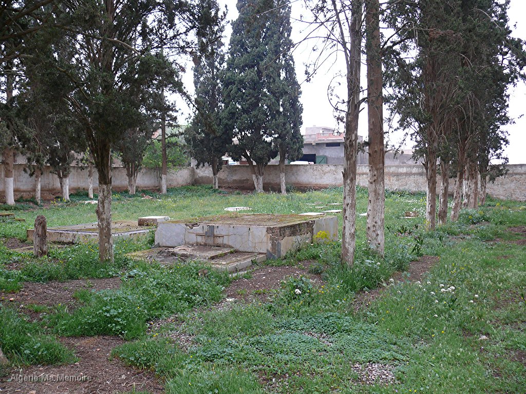 P1000772.JPG - Le cimetière où ce qu'il en reste