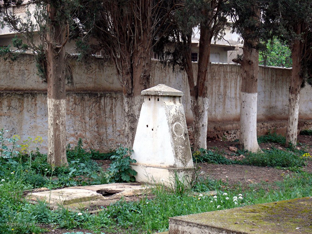 P1000778.JPG - Le cimetière où ce qu'il en reste