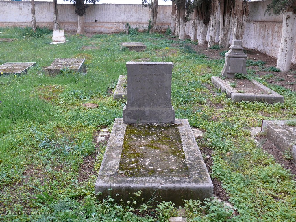 Tombe Auguste.JPG - Au premier plan, la tombe de mon arrière grand-père et au second plan, celle de ma grand-mère paternelle