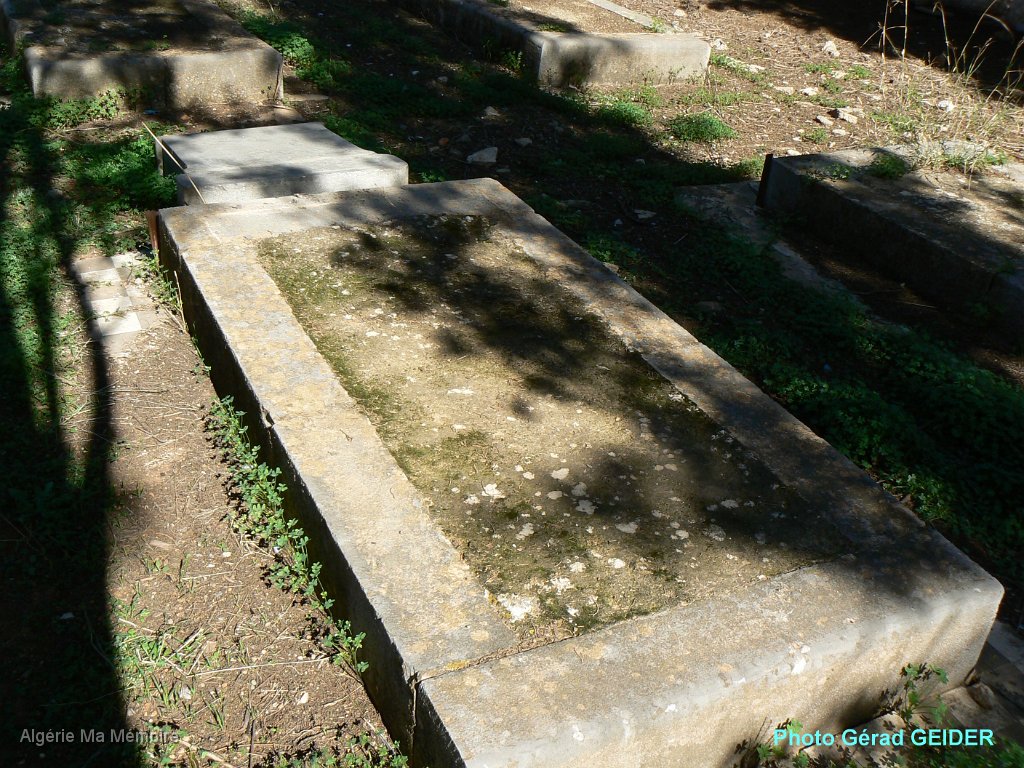Tombe Thorrignac.jpg - La tombe de notre grand-mère Isabelle Caparros épouse Auguste Thorrignac - 2007 - (Photo Gérard Geider)