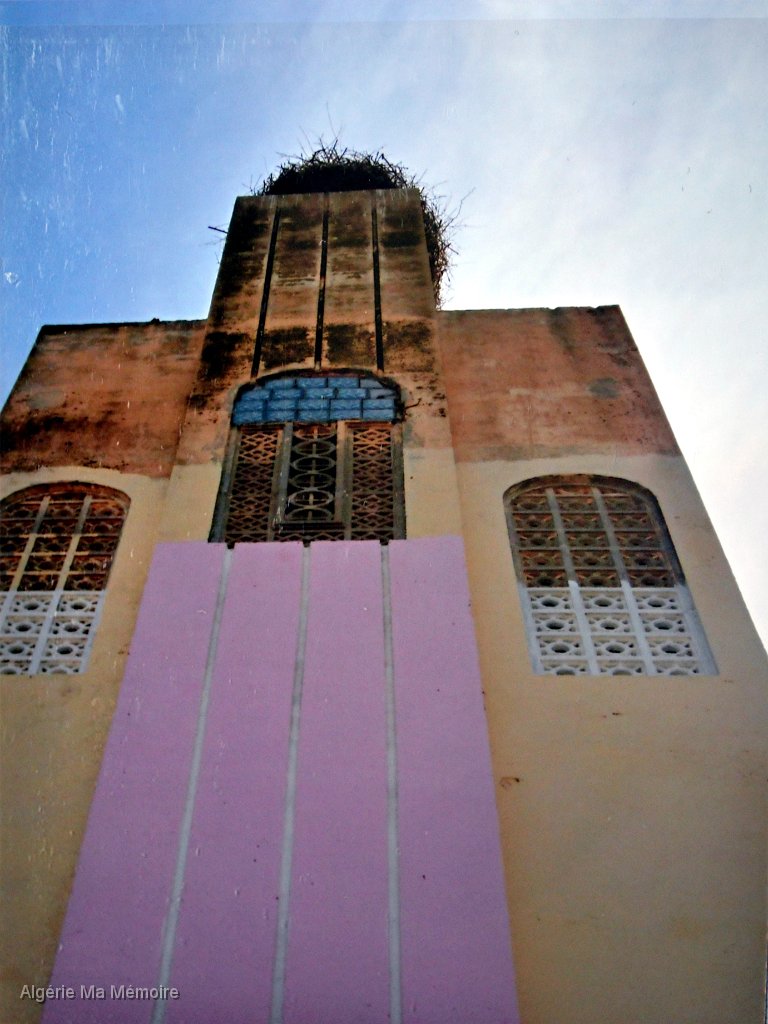 Eglise epoque algerienne.jpg - La façade de l'ancienne église avec son nid de cigognes