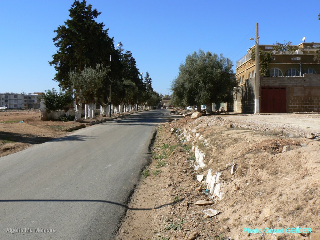 Entree de Lavayssiere depuis le cimetiere.jpg - Entrée de Lavayssière depuis le cimetière - 2007 - (Photo Gérard Geider)