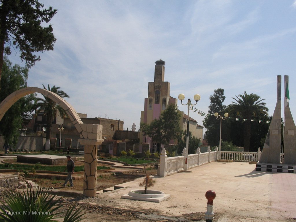 IMG 0335.JPG - L'église et la place