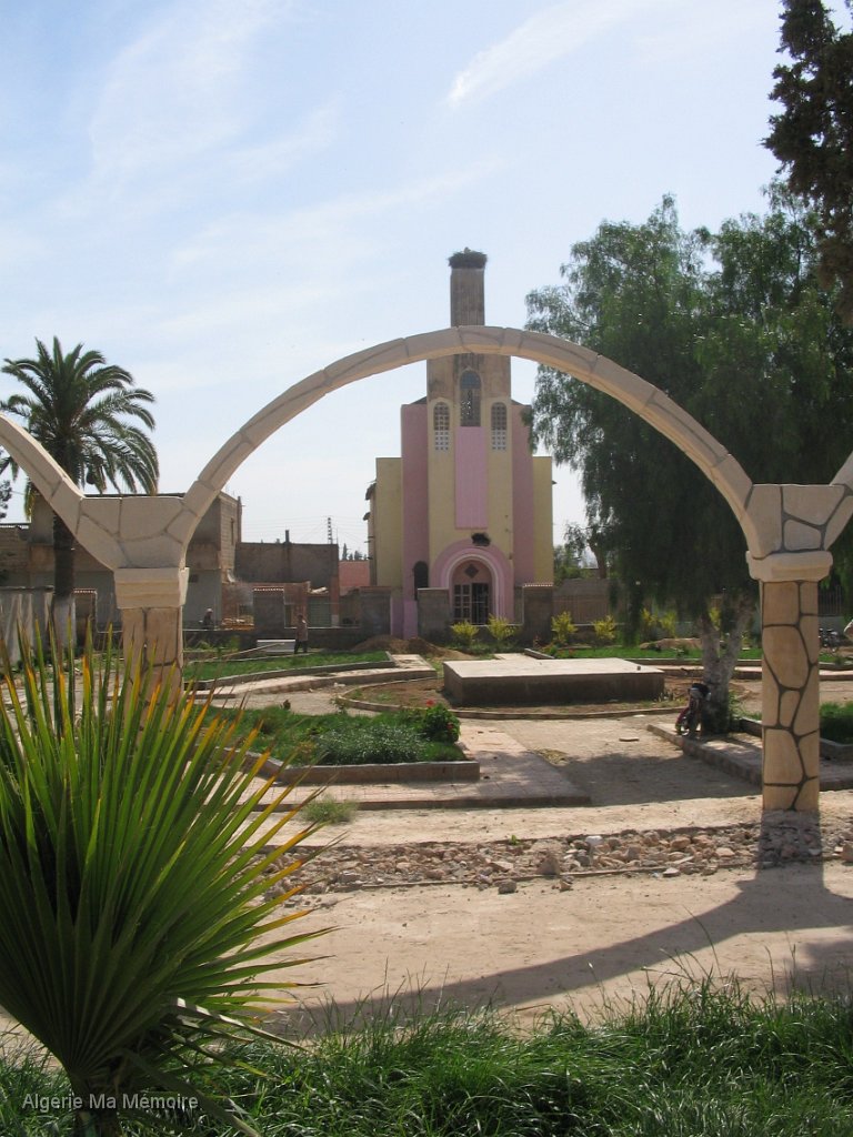 IMG 0339.JPG - Au fond, l'église.