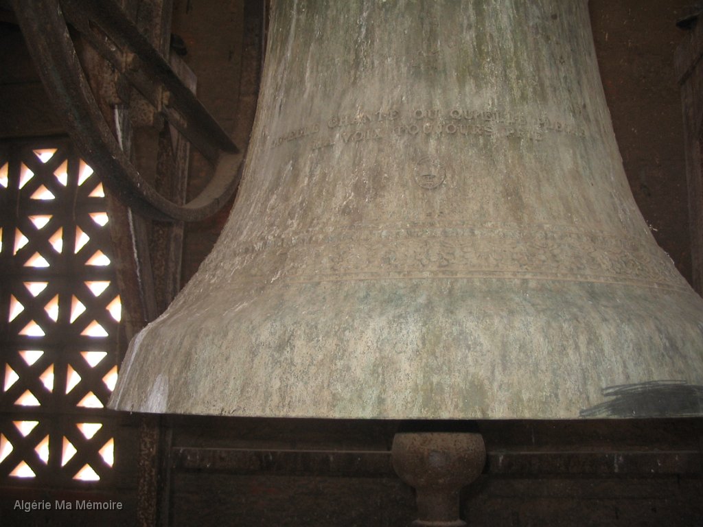 IMG 0346.JPG - Texte sur la cloche "Qu'elle chante ou qu'elle pleure ma voix toujours prie"