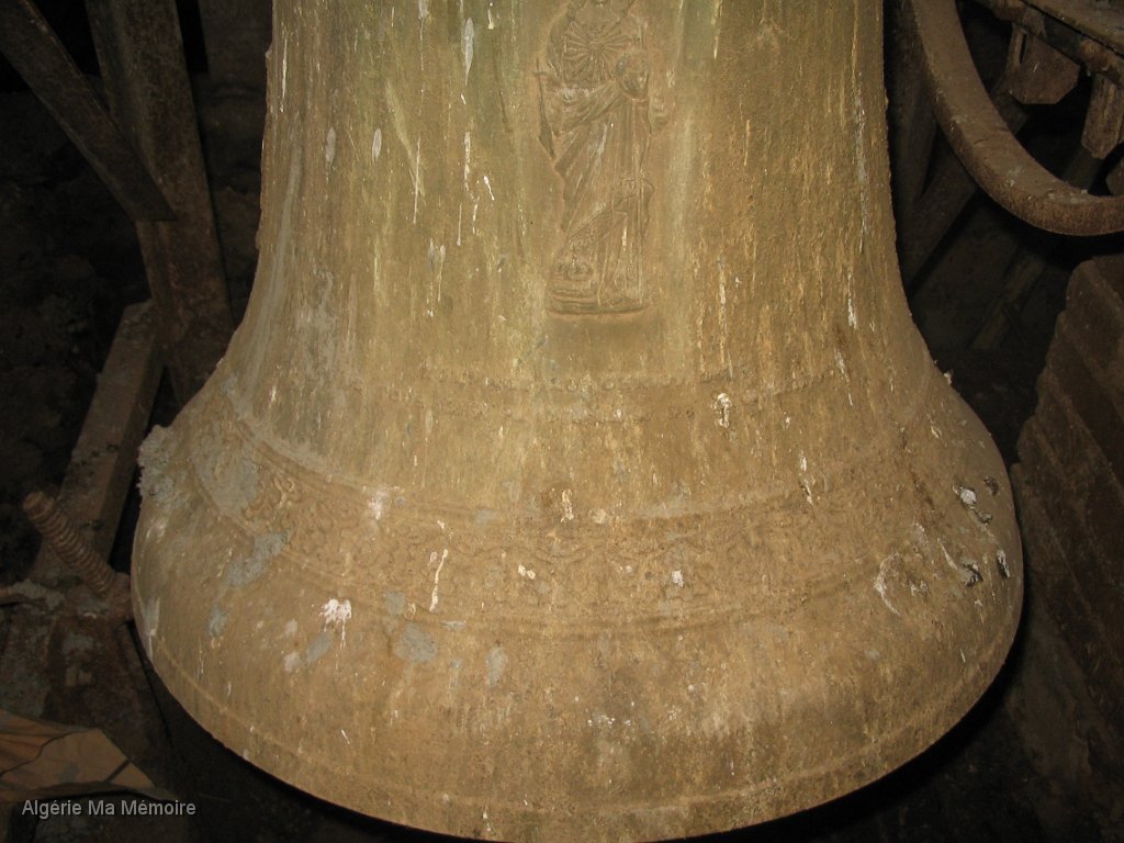 IMG 0347.JPG - Cloche de l'église.