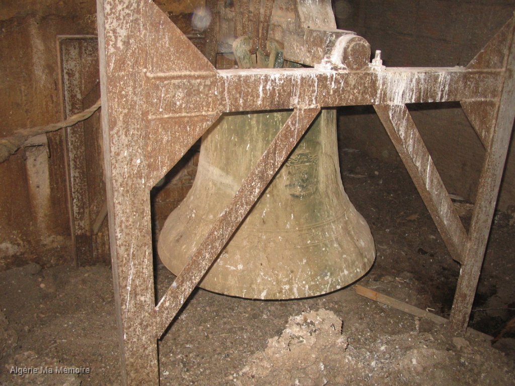 IMG 0348.JPG - Cloche de l'église