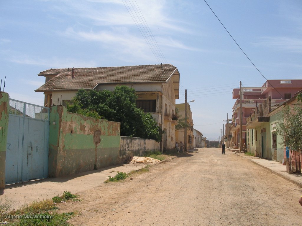 IMG 0394.JPG - La rue en direction des écoles. A gauche, la grande bâtisse, la maison Quint