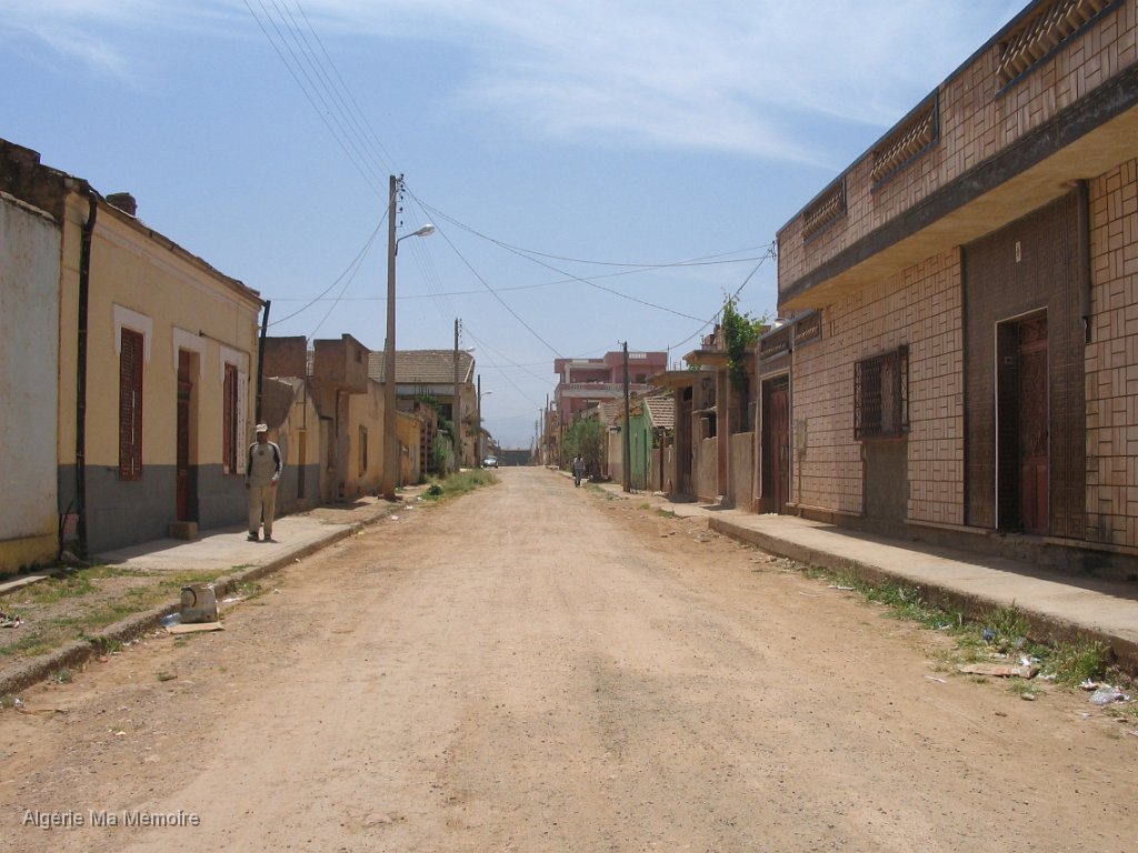 IMG 0415.JPG - La rue en direction des écoles