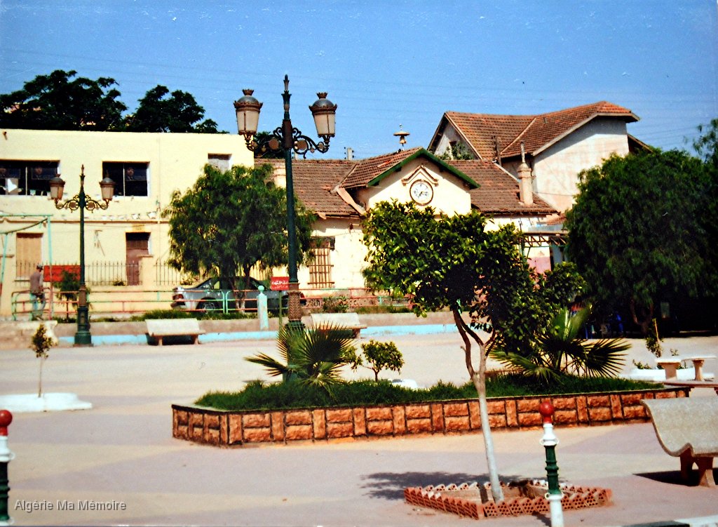 La place cote poste.jpg - La place, on aperçoit l'ancienne Poste à l'arrière