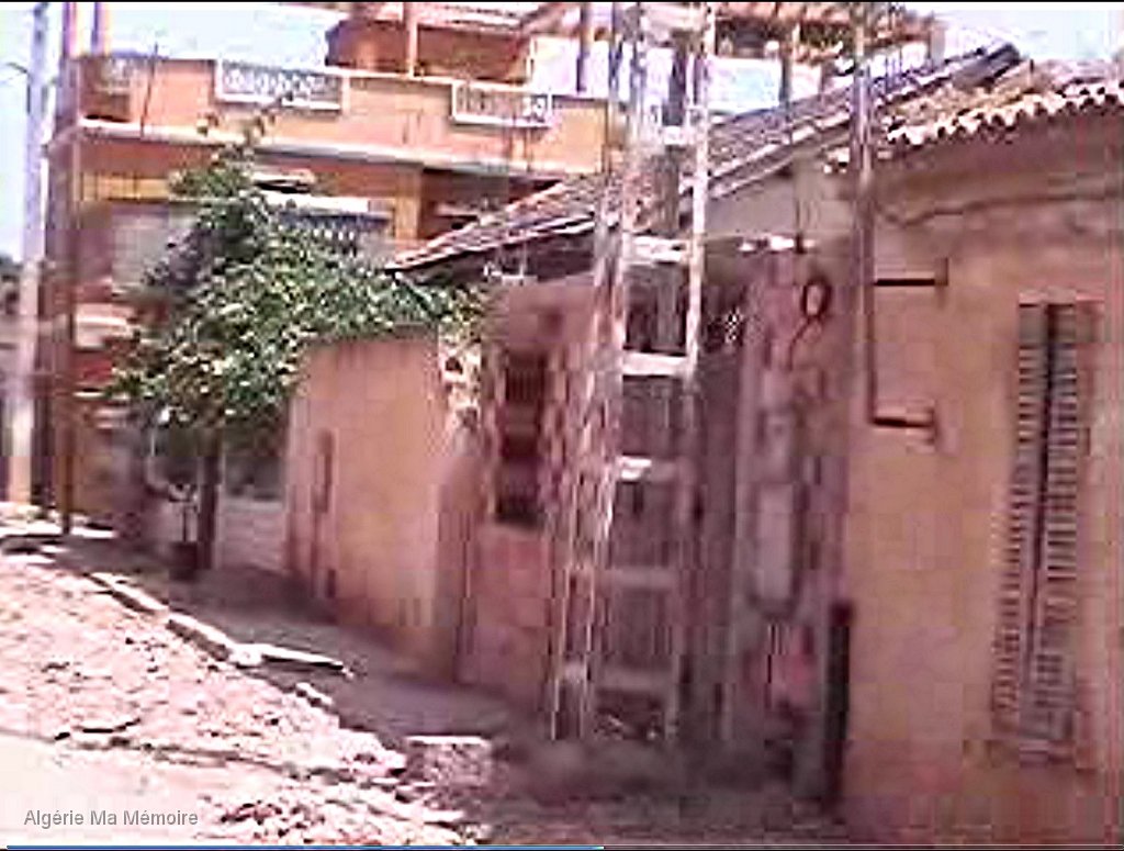 Ecole face a la cour Auguste Thorrignac.jpg - Ecole face à l'entrée de la ferme Auguste Thorrignac