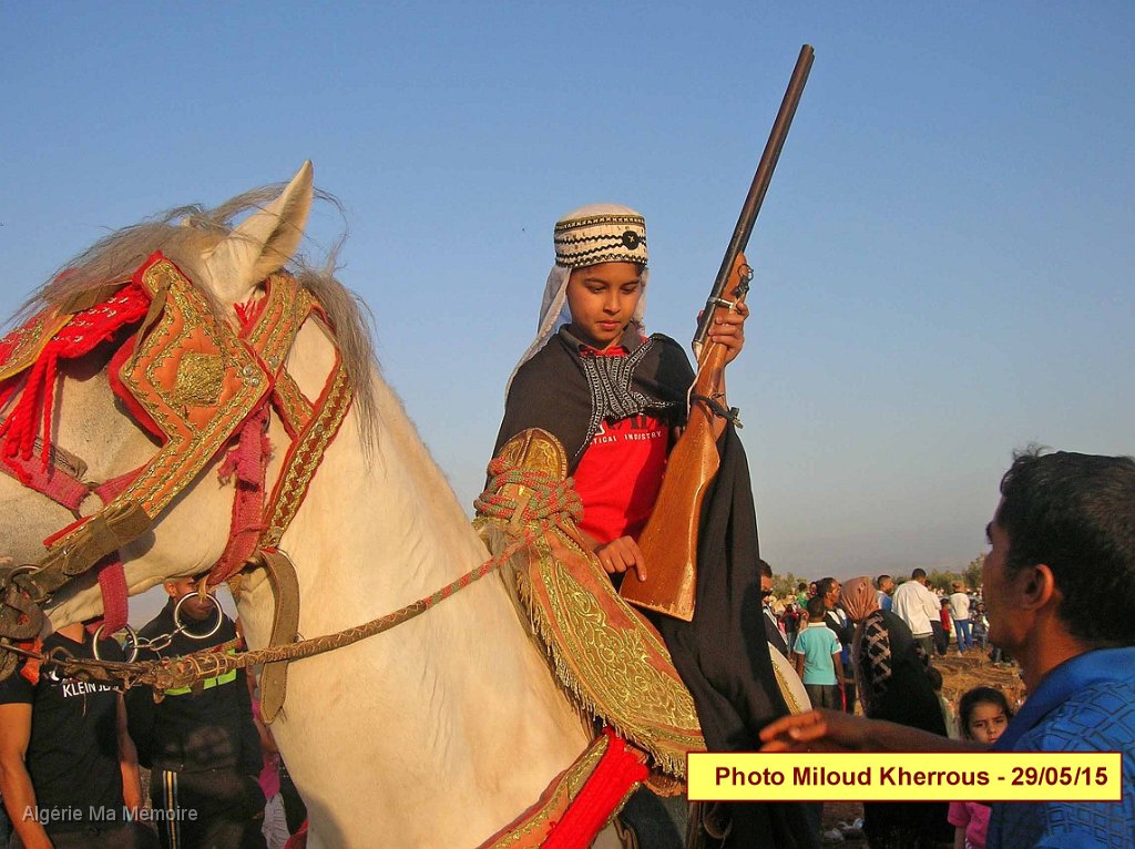 DSCN7614.JPG - Fantasia organisée à droite de l'entrée de Lavayssière en provenance de Remchi (Montagnac) - 29 mai 2015