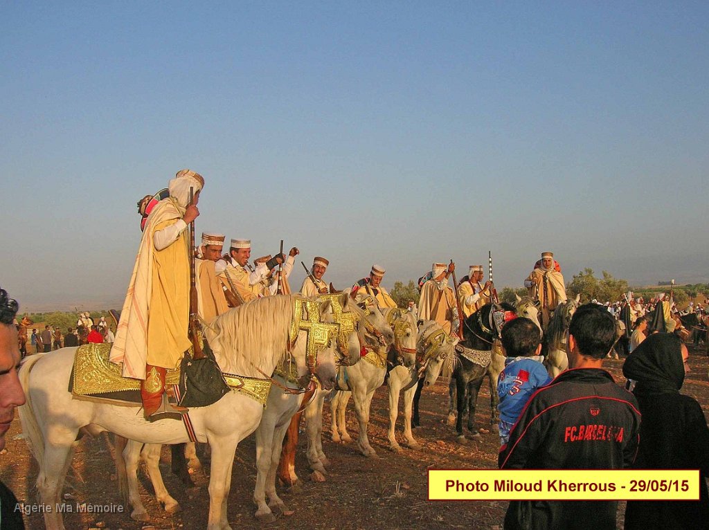 DSCN7615.JPG - Fantasia organisée à droite de l'entrée de Lavayssière en provenance de Remchi (Montagnac) - 29 mai 2015