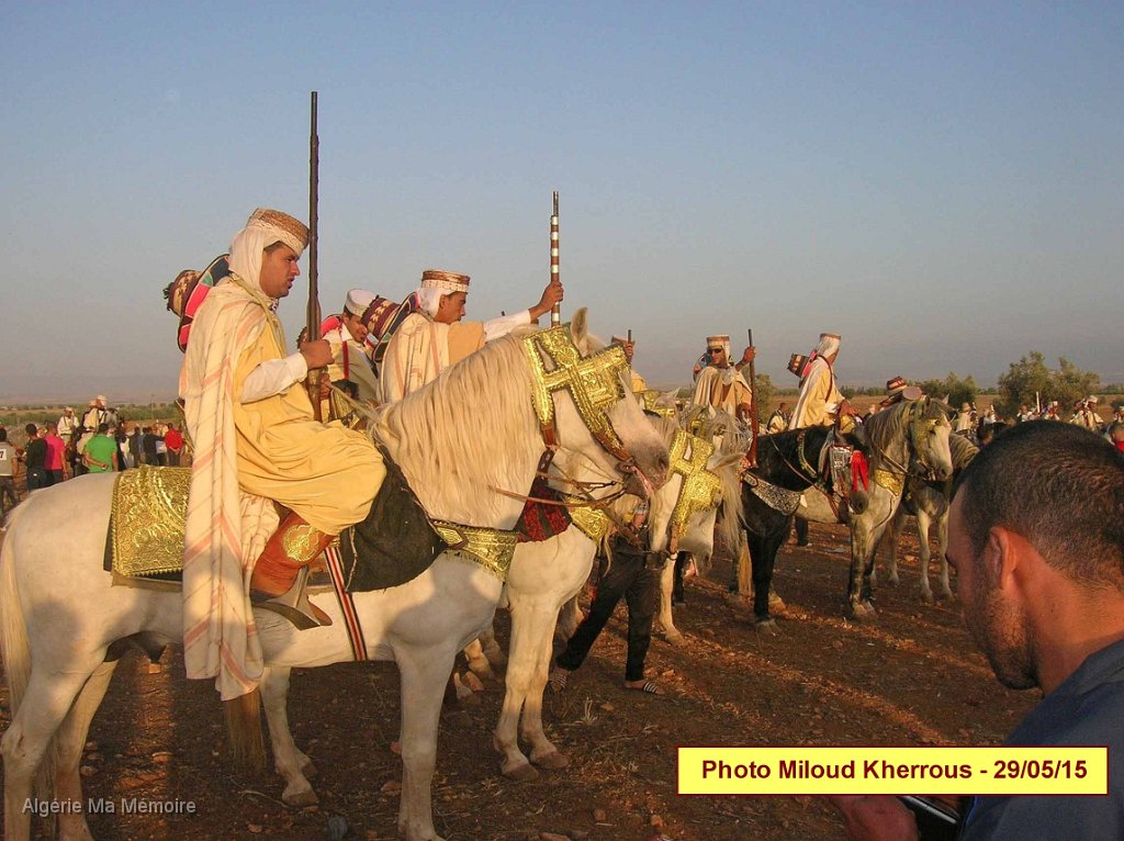 DSCN7616.JPG - Fantasia organisée à droite de l'entrée de Lavayssière en provenance de Remchi (Montagnac) - 29 mai 2015