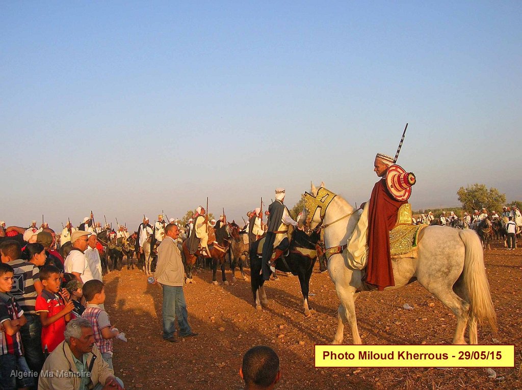 DSCN7617.JPG - Fantasia organisée à droite de l'entrée de Lavayssière en provenance de Remchi (Montagnac) - 29 mai 2015