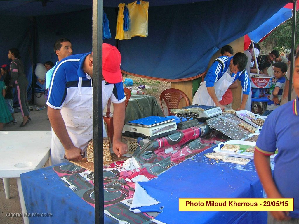 DSCN7634.JPG - Fantasia organisée à droite de l'entrée de Lavayssière en provenance de Remchi (Montagnac) - 29 mai 2015