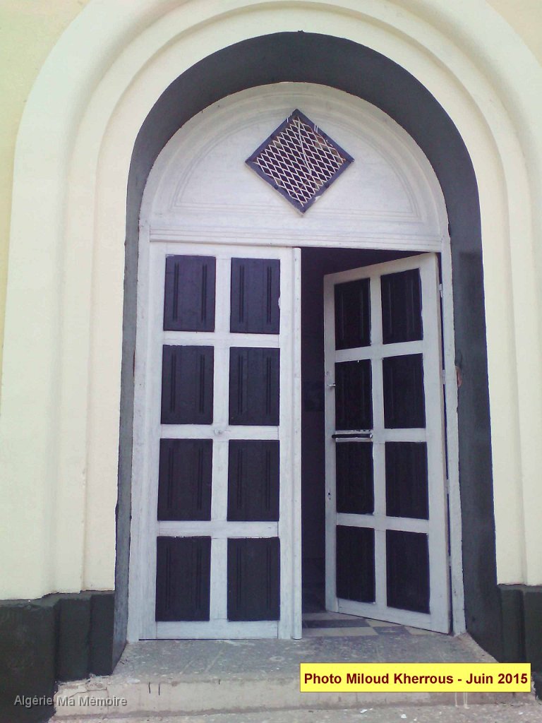 renovation eglise 1.jpg - L'entrée de l'ancienne église fraichement repeinte par Miloud Kherrous et son équipe
