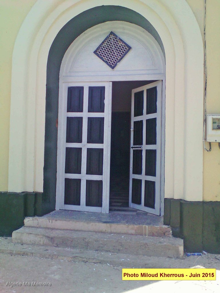 renovation eglise 14.jpg - L'entrée de l'ancienne église fraichement repeinte par Miloud Kherrous et son équipe
