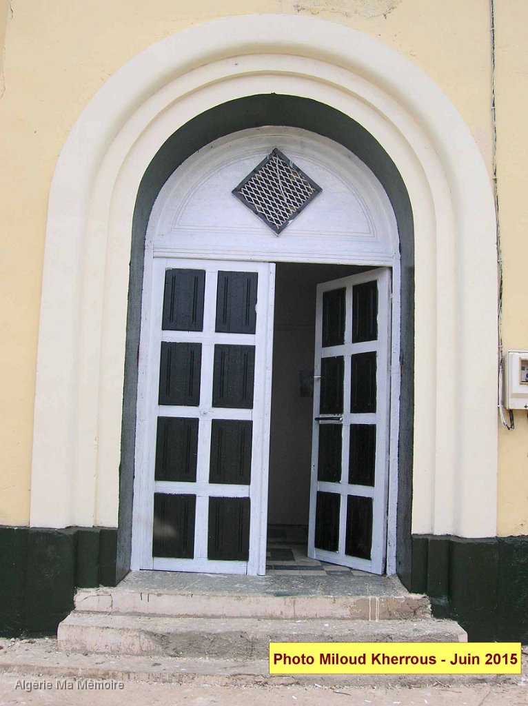 renovation eglise 7.JPG - L'entrée de l'ancienne église fraichement repeinte par Miloud Kherrous et son équipe