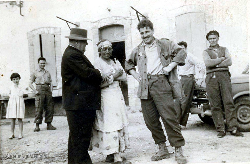 La ferme avant 1962 10.jpg - Yvon Grasset (costume noir) et Jean Portales à droite avec le béret