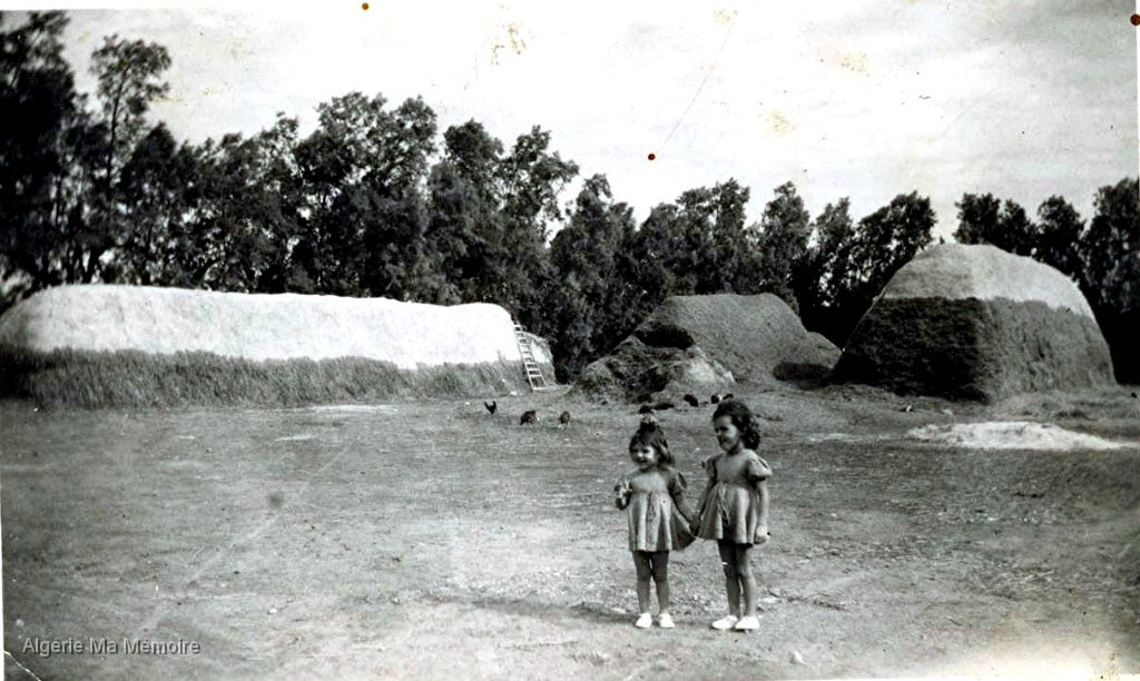 La ferme avant 1962 7.jpg - Les meules de paille et l'aire de dépiquage des céréales