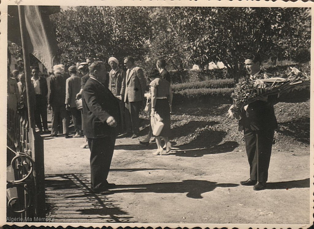 1958.jpg - Au premier plan, à gauche Yvon Grasset, maire de Lavayssière en 1958