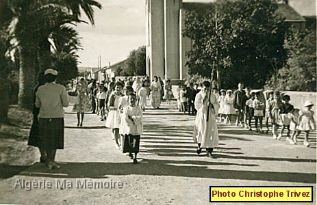 IMG 1 bis.jpg - Procession religieuse dans le village (photo Christophe Trivez)
