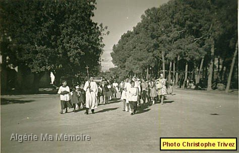 IMG 2 bis.jpg - Procession religieuse dans le village (photo Christophe Trivez)