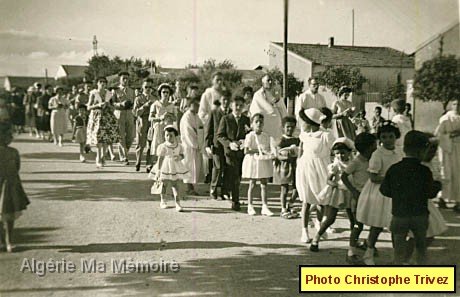 IMG 3 bis.jpg - Procession religieuse dans le village (photo Christophe Trivez)
